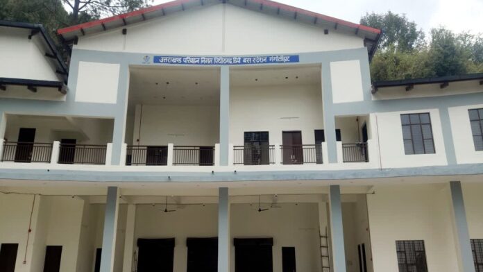 NTI (Gangolihat): As Uttarakhand basks in the glow of its silver jubilee festivities—marked by Prime Minister Narendra Modi's inauguration of projects worth over ₹8,260 crore just a day ago—the remote border hamlet of Gangolihat tells a starkly different story. Here, a gleaming new Roadways bus station, built at a cost of ₹3.1 crore to serve as the 