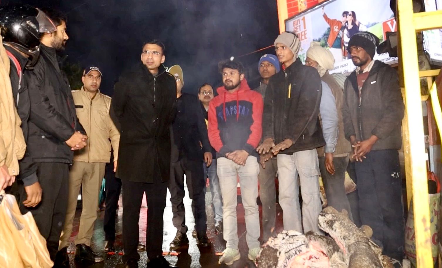 DM Savin Bansal Conducts Night Inspection of Bonfires and Shelters